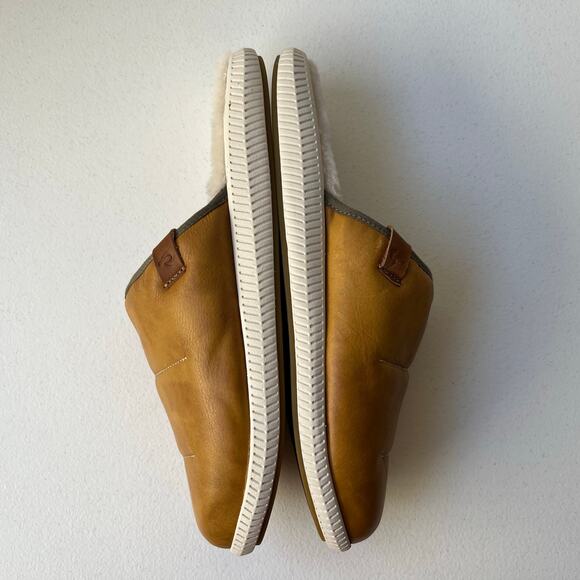 Olukai Mua 'Ili Mule Slippers Men's 12 in Golden Sand/Bone Leather Sherling NEW - Picture 6 of 16